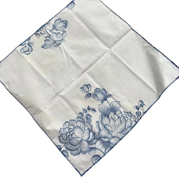 Four cocktail napkins 14" square cotton cloth blue & white toile floral print - Picture 5 of 5